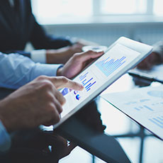 2 primer plano de hombre de negocios con tableta digital